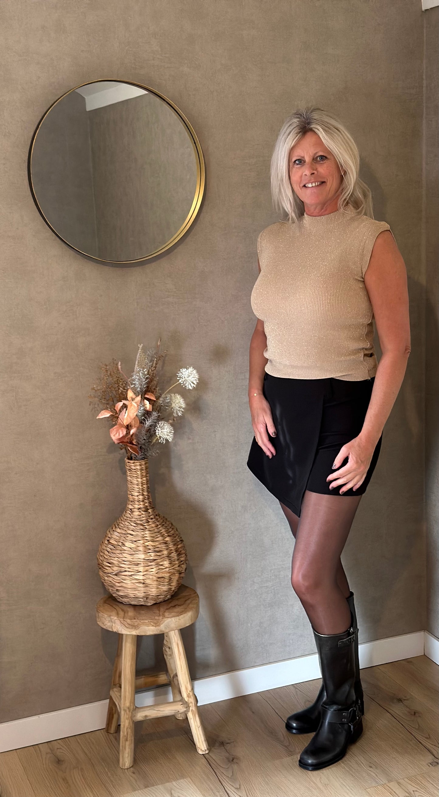 Gouden glitter top voor dames in goud en beige, een feestelijke top met korte mouwen van Myjewellen.