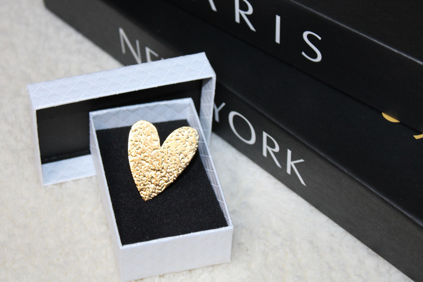 Verstelbare goudkleurige hart ring van stainless steel met minimalistische, elegante uitstraling.