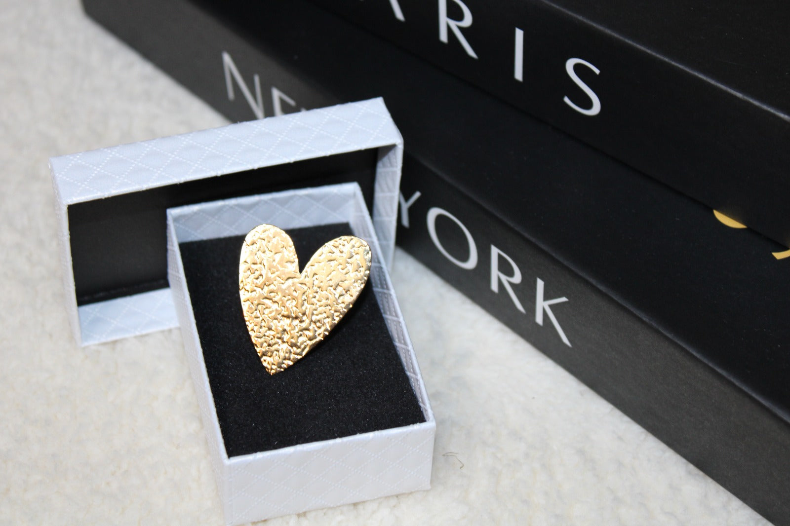 Verstelbare goudkleurige hart ring van stainless steel met minimalistische, elegante uitstraling.