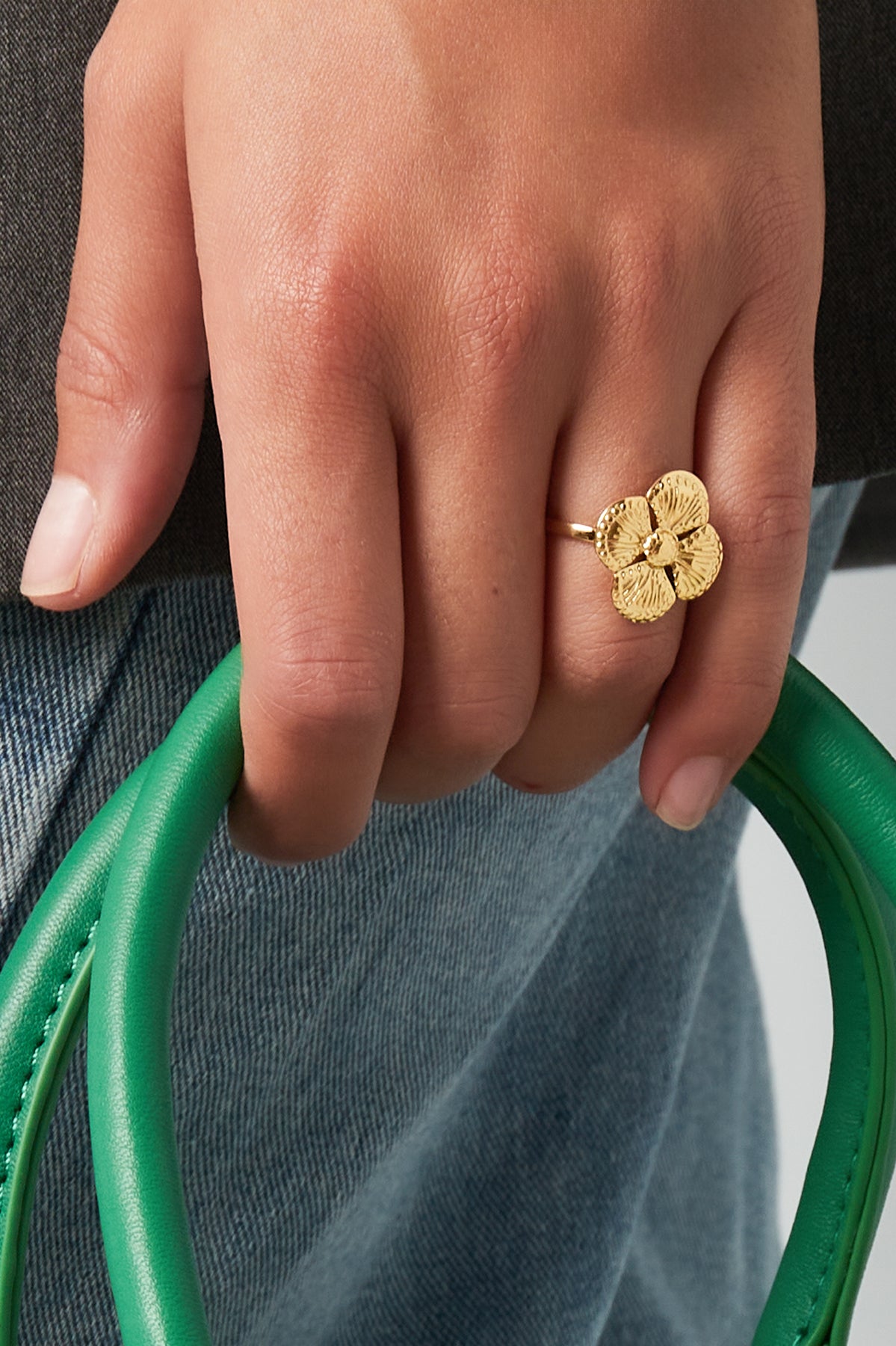 Verstelbare goudkleurige klaver ring van stainless steel met elegante minimalistische uitstraling.