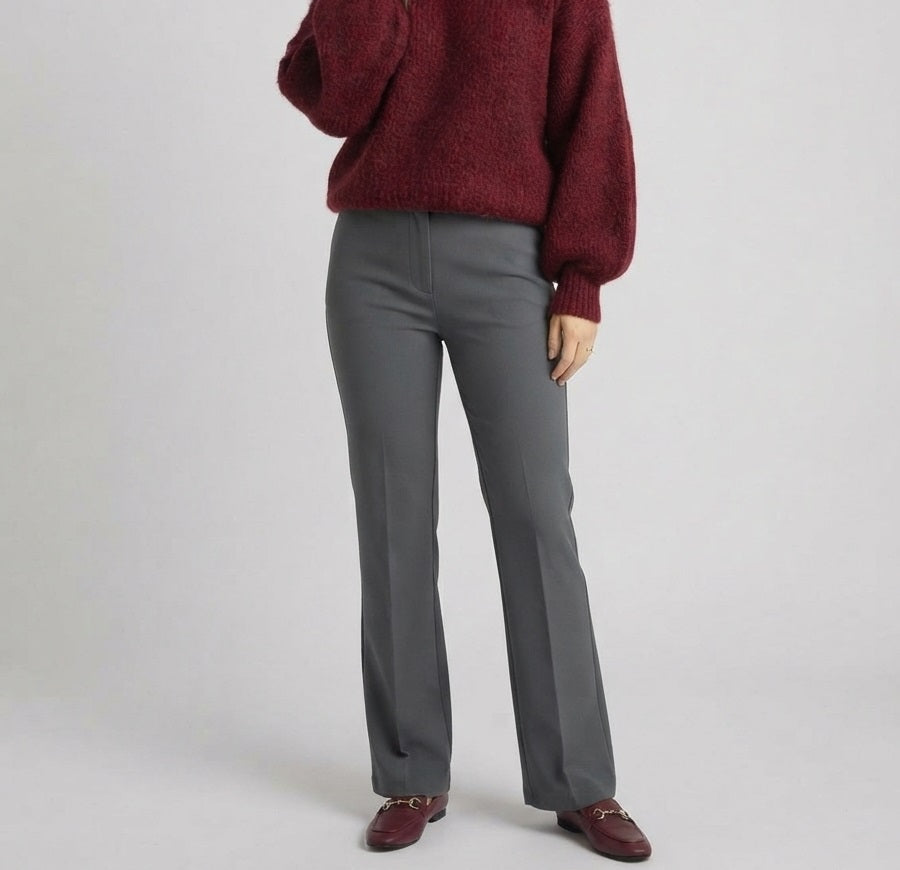 Stijlvolle grijze dames pantalon met een flatterende regular fit en stretch van Myjewellen
