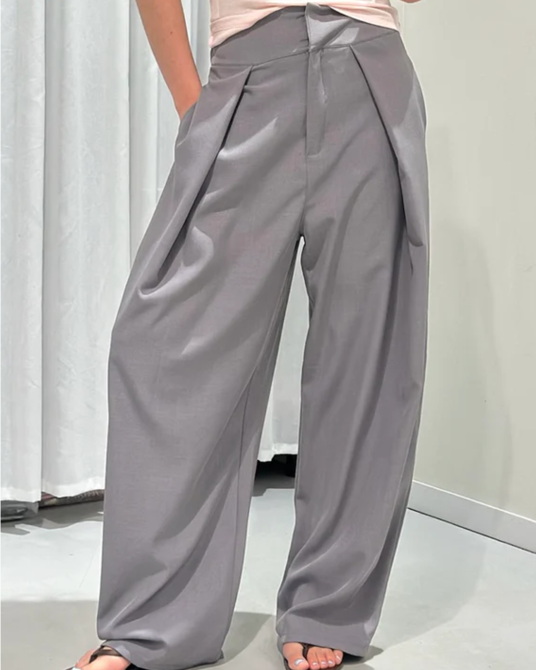Grijze pantalon dames met high waist en wide leg pasvorm, elegante broek met plooien en comfortabele fit