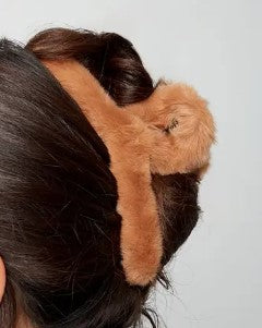 Detail van de 16 cm grote camel bruine fluffy haarclip met een sterke veer voor een perfecte grip.