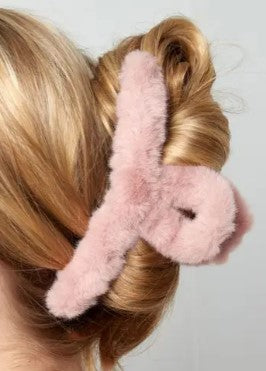 Detail van de 16 cm grote lichtroze fluffy haarclip met een sterke veer voor een perfecte grip.