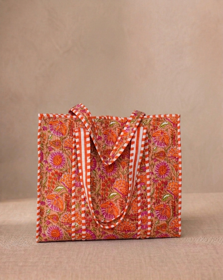 Grote stoffen shopper Lily met een vrolijke oranje bloemenprint, ideale strandtas voor dames van Myjewellen.