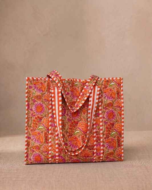 Grote stoffen shopper Lily met een vrolijke oranje bloemenprint, ideale strandtas voor dames van Myjewellen.