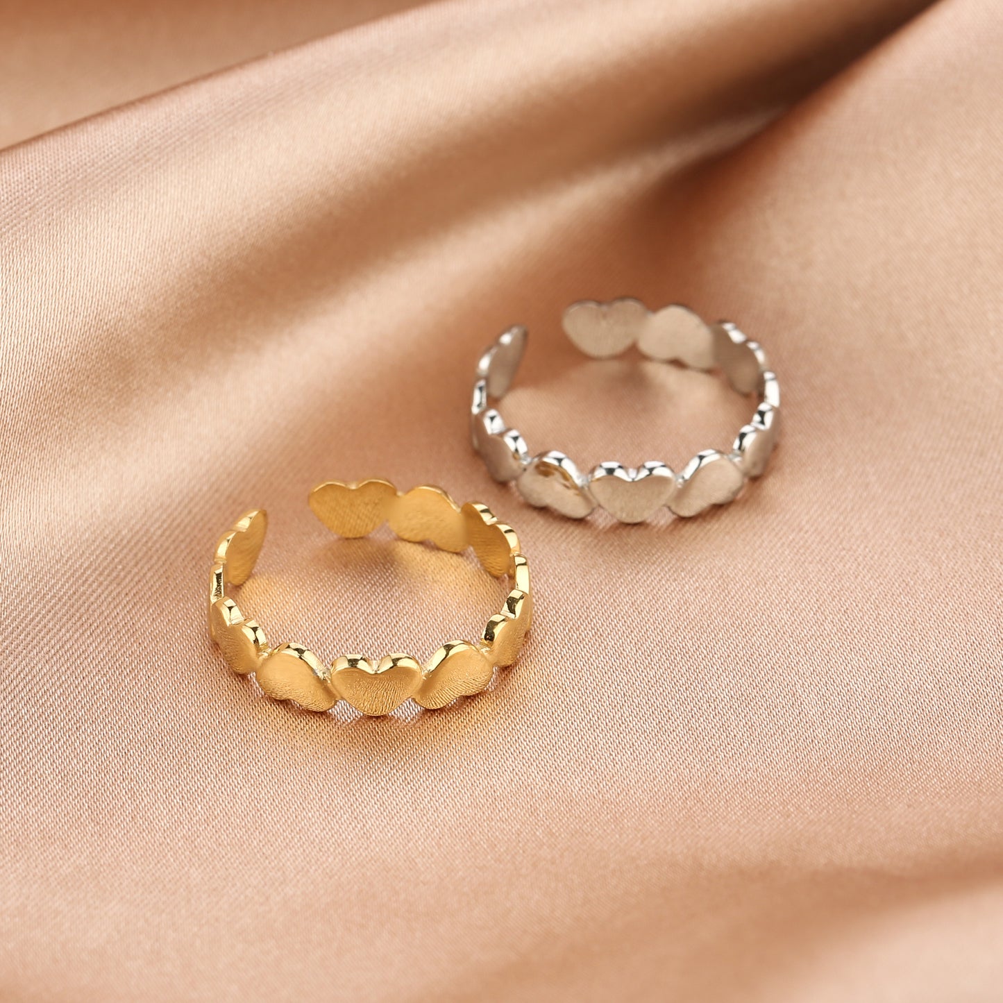 Hartjes ring in goud en zilver van stainless steel, verstelbaar en minimalistisch design.
