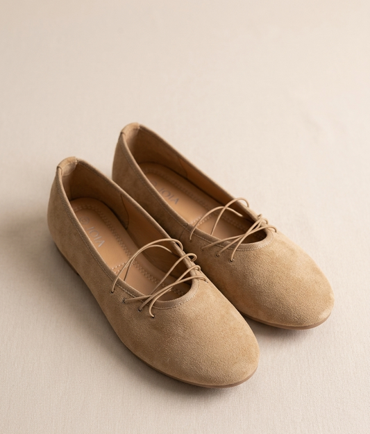 Khaki suède-look ballerina schoenen voor dames met een elegant vetertje, ook passend als beige of zandkleurige instappers.
