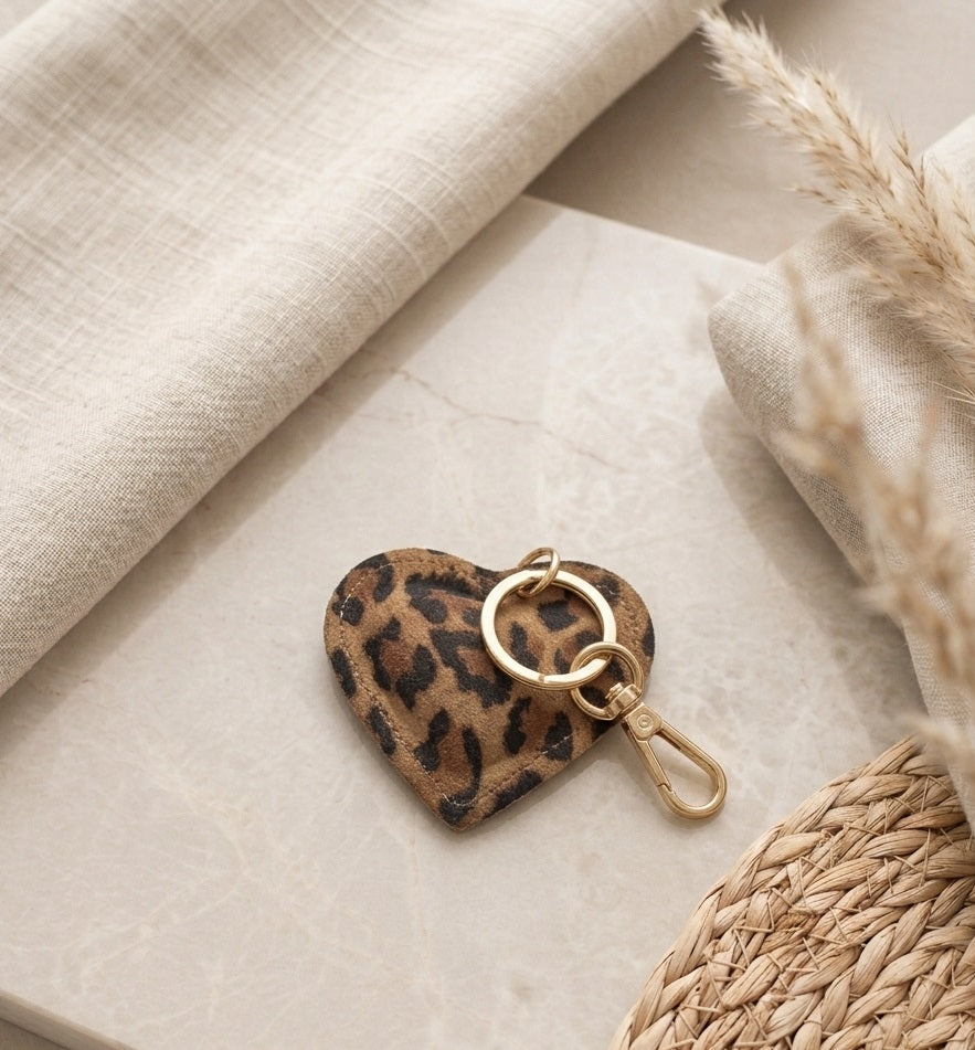 Sleutelhanger Hart Leopard van Myjewellen: een trendy panterprint hartvormige sleutelhanger gemaakt van luxe zacht suède.