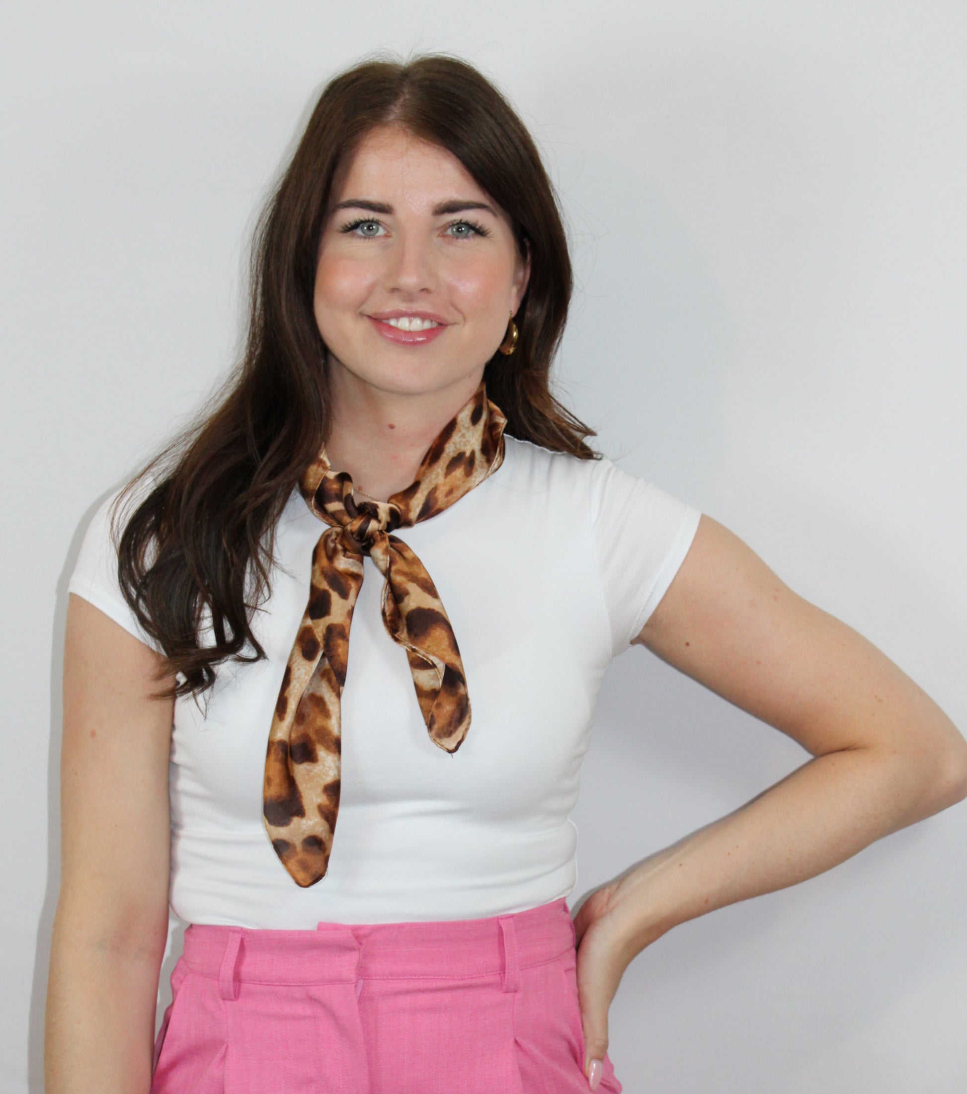 Panterprint satijnen sjaal voor dames, te dragen als trendy leopard haarsjaaltje of neksjaaltje van Myjewellen.