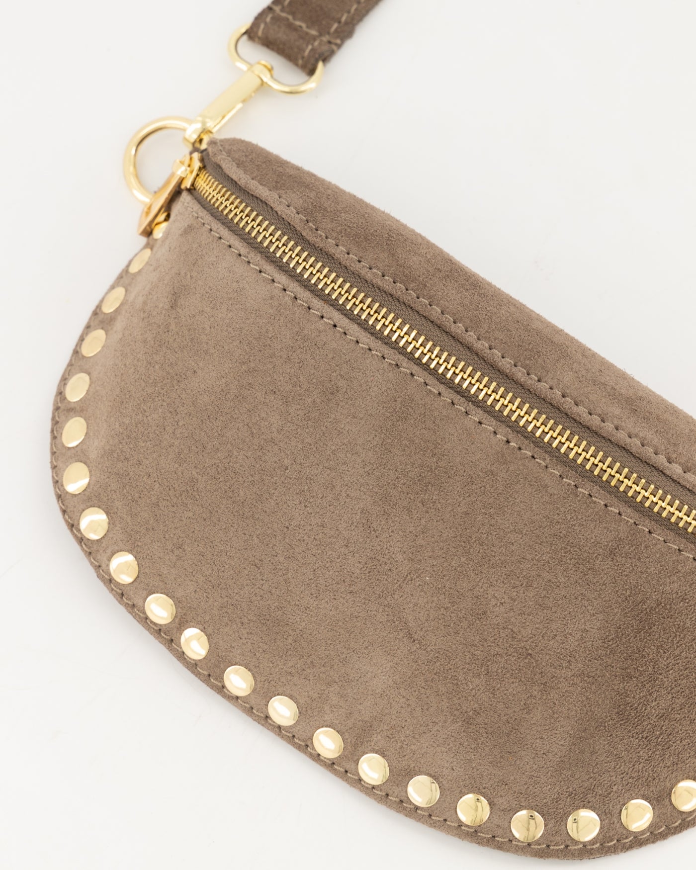 Detail van gold studs op taupe suède small bag van 100% rundleer.