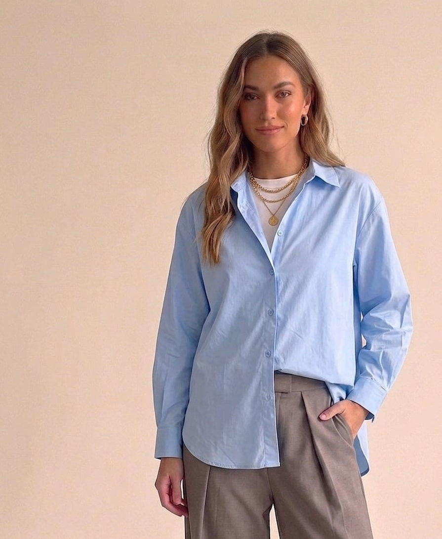 Lichtblauwe katoenen blouse Mara van Myjewellen: een ruimvallende dames blouse van 100% ademend katoen met een knoopsluiting.