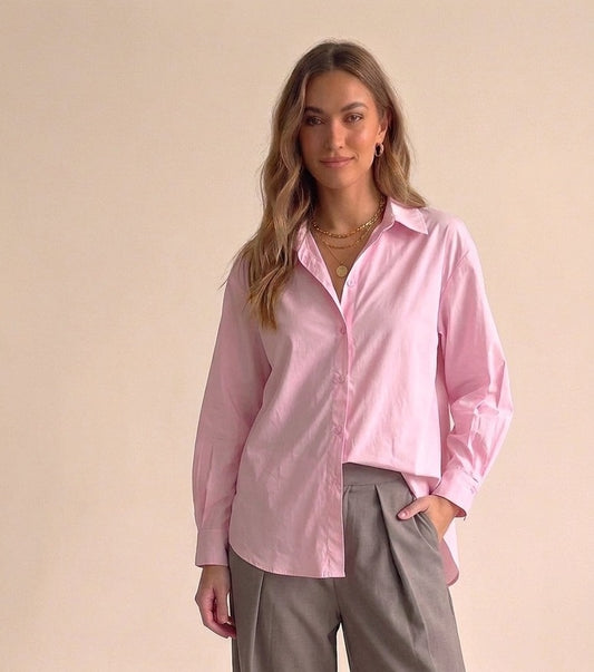 Lichtroze katoenen blouse Mara van Myjewellen: een ruimvallende dames blouse van 100% ademend katoen met een knoopsluiting.