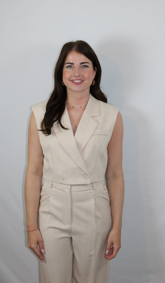 Lulumary gilet Fae in het beige, een stijlvol en kort gilet voor dames met een comfortabele pasvorm.