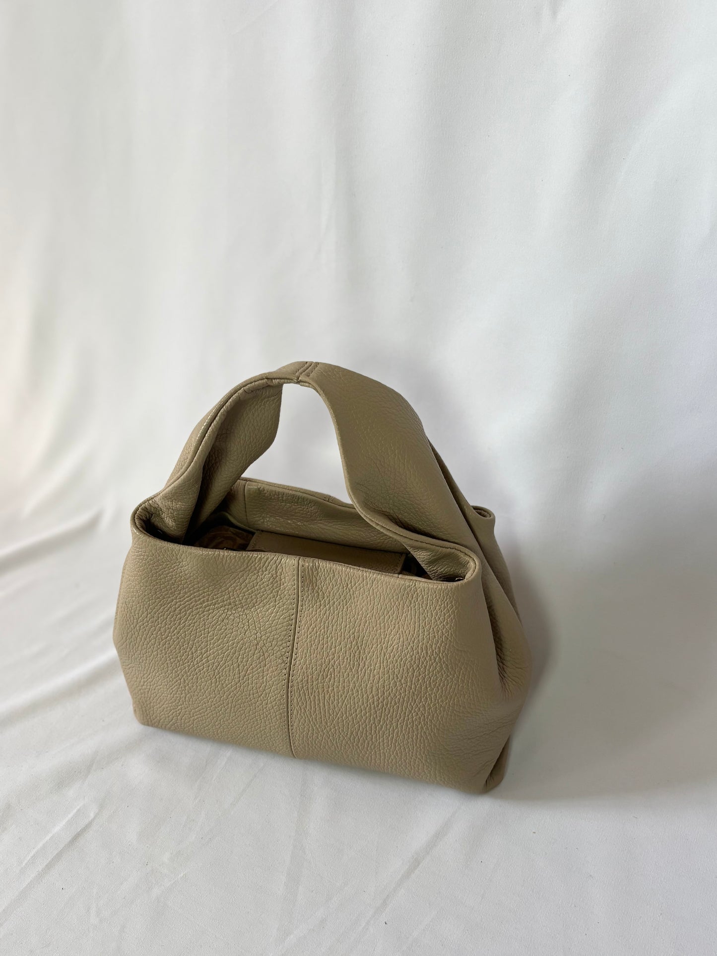 Detail van het hoogwaardige 100% rundleer en de stevige ritssluiting van de beige dames handtas Valentina.