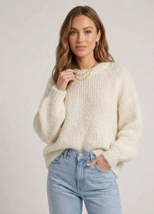 Off white trui voor dames van Myjewellen: de Senna trui is een warme gebreide trui van een comfortabele wolmix.