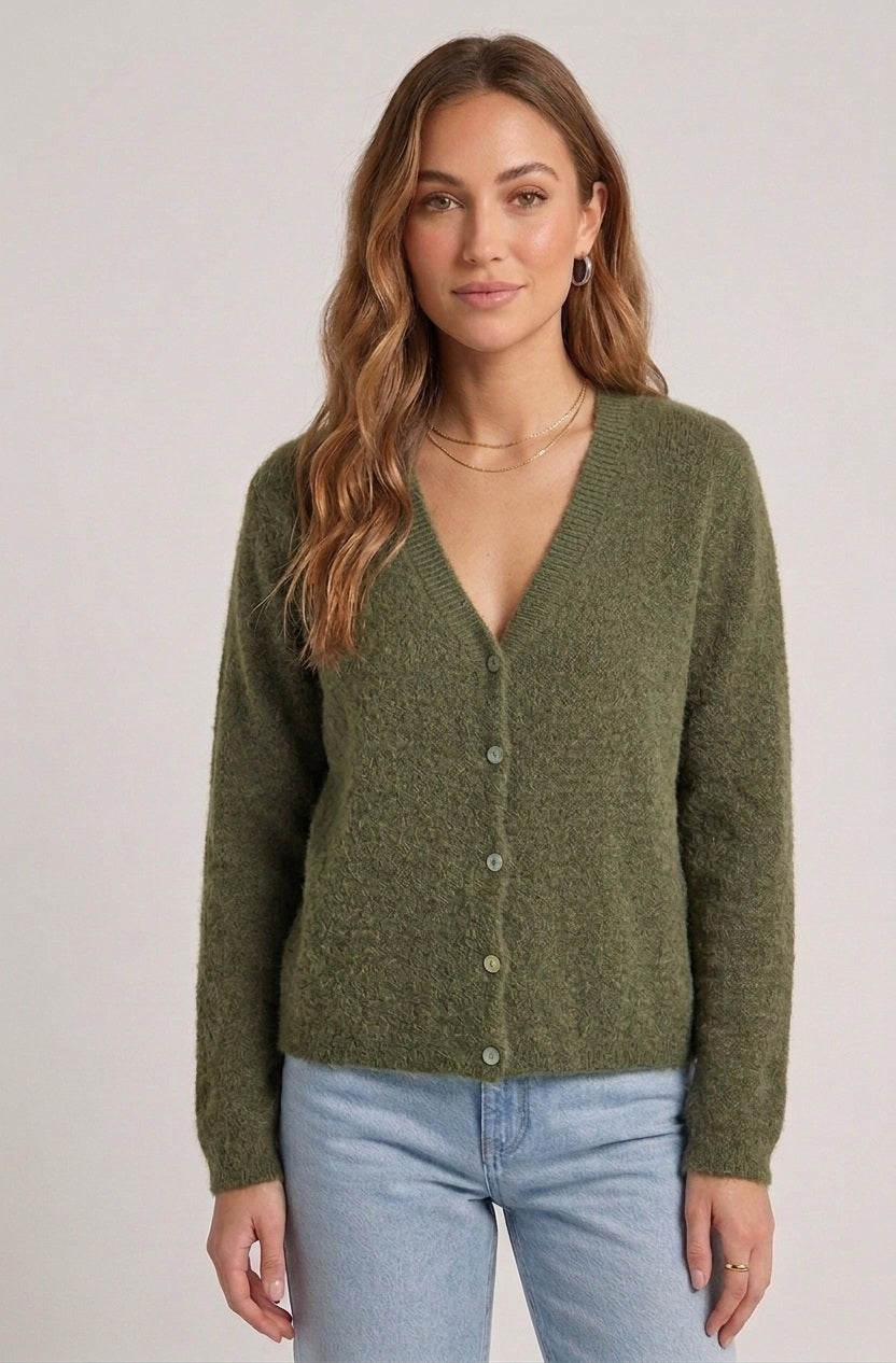 Olijfgroen Knit Cardigan Nova van Myjewellen: een warm olijfkleurig gebreid dames vestje met unieke pastelknopen en een V-hals.