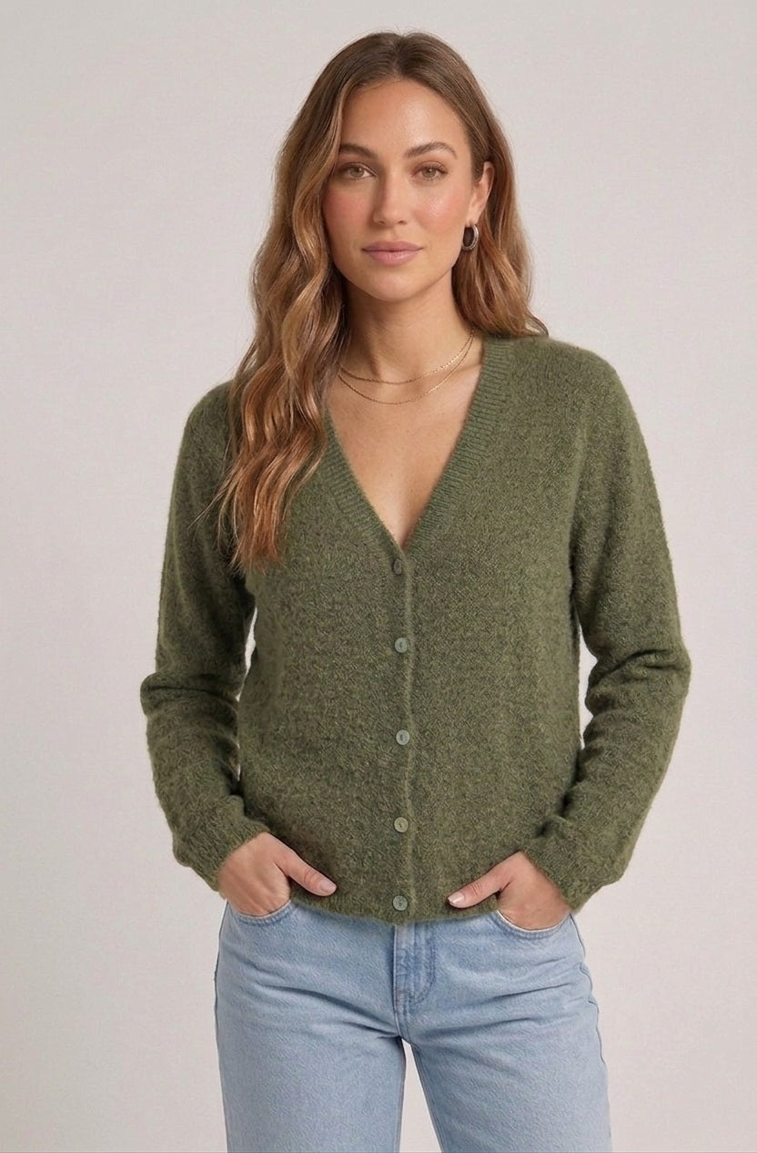 Olijfgroen Knit Cardigan Nova van Myjewellen: een warm olijfkleurig gebreid dames vestje met een V-hals.