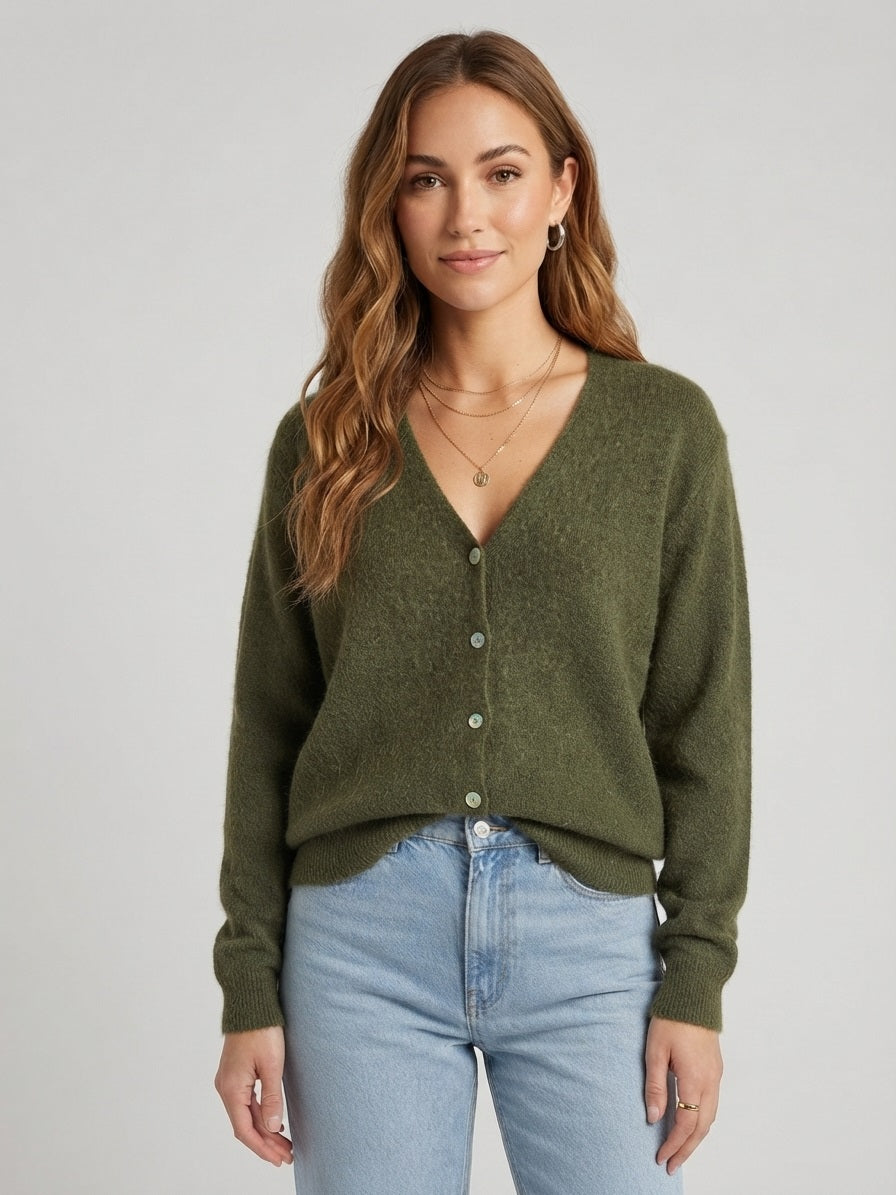 Olijfgroen Knit Cardigan Nova van Myjewellen: een warm olijfkleurig gebreid dames vestje met een V-hals.