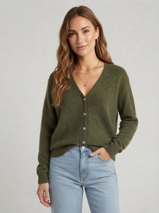Olijfgroen Knit Cardigan Nova van Myjewellen: een warm olijfkleurig gebreid dames vestje met unieke pastelknopen en een V-hals.