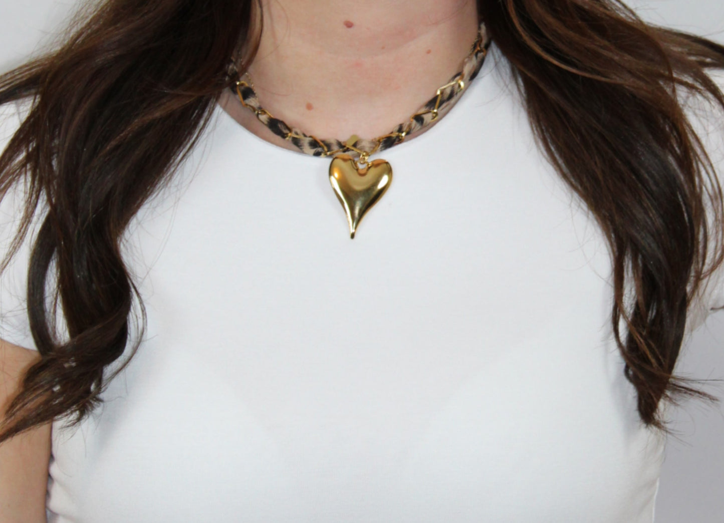 Myjewellen | Trendy stoffen ketting met pantermotief en stainless steel hart bedel