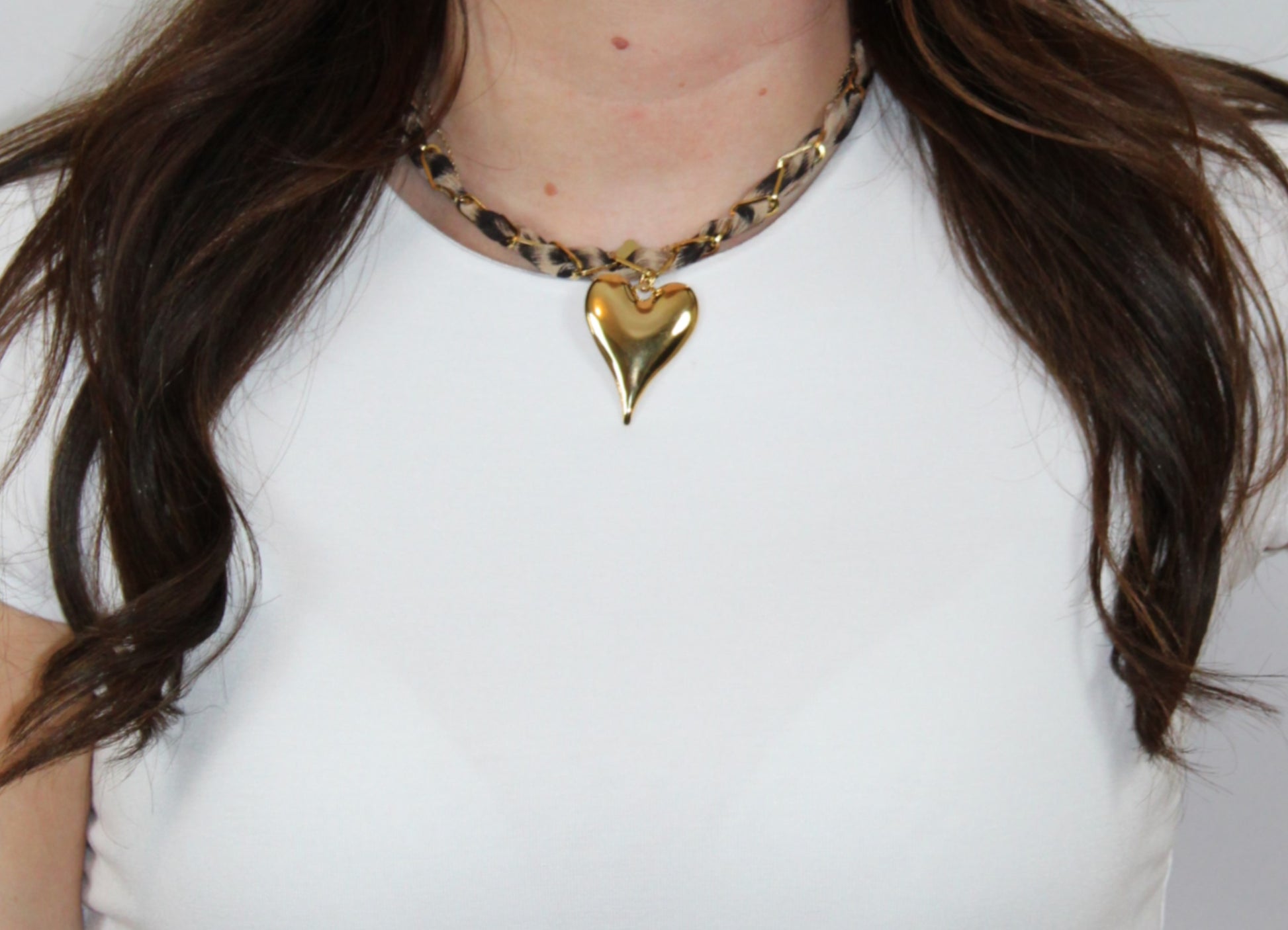 Myjewellen | Trendy stoffen ketting met pantermotief en stainless steel hart bedel