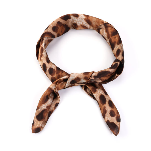 Panterprint satijnen sjaal voor dames, te dragen als trendy leopard haarsjaaltje of luipaard neksjaaltje van Myjewellen.