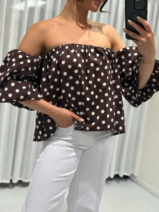 Bruine off shoulder dames top met witte polka dots en pofmouwen – luchtige zomertop