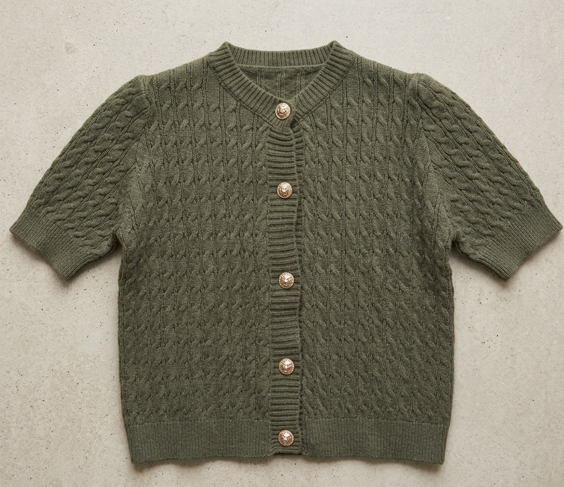Detail foto khaki knit cardigan met kabelstructuur en gouden knopen.