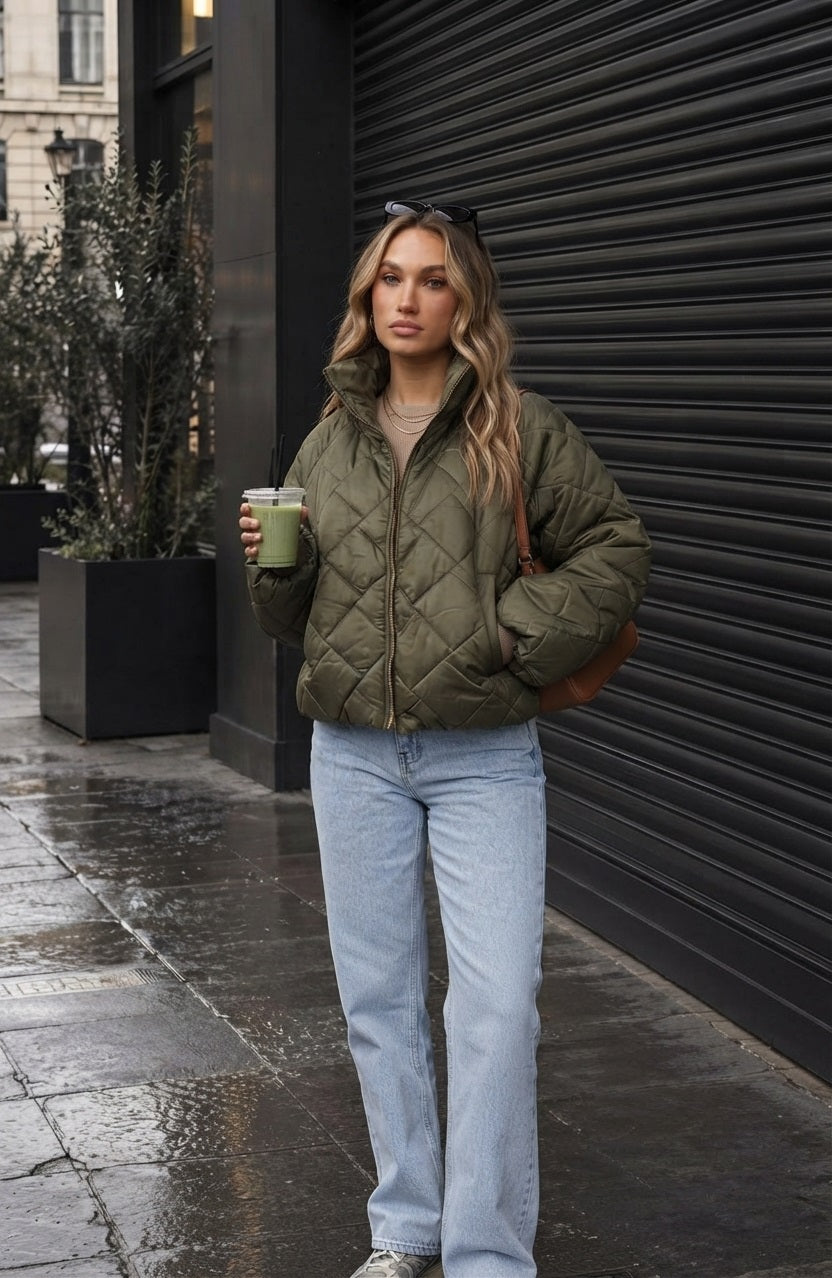 Riva Puffer Jacket olijfgroen met oversized pasvorm, quilted patroon en hoge kraag.