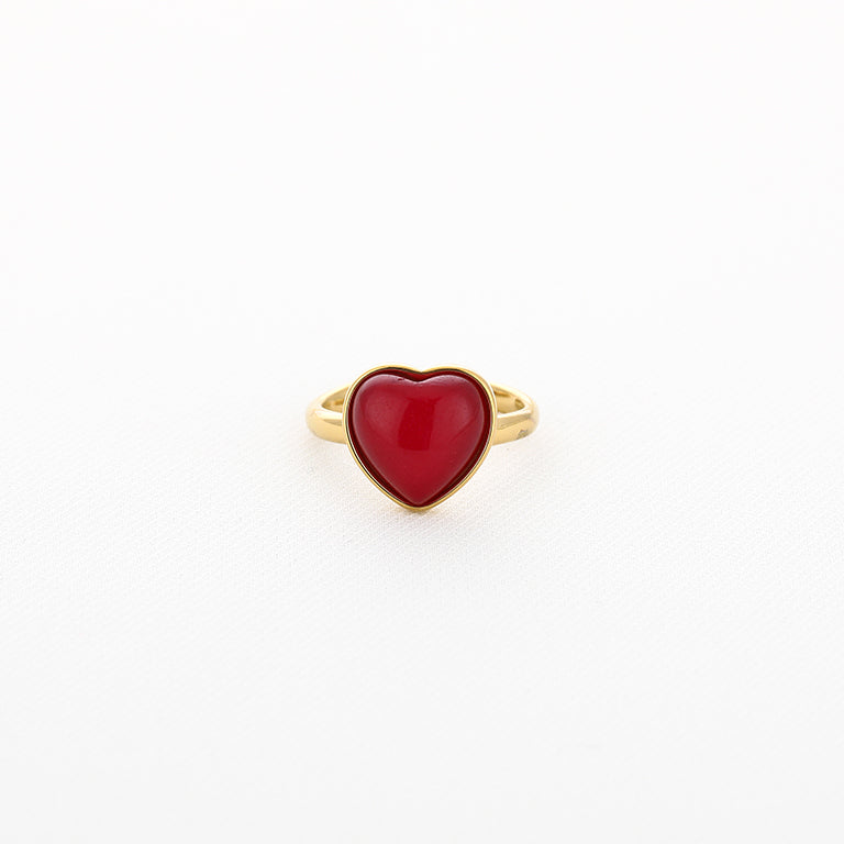 Ring Hart Rood van Myjewellen: een goudkleurige verstelbare damesring van stainless steel met een rood hartje