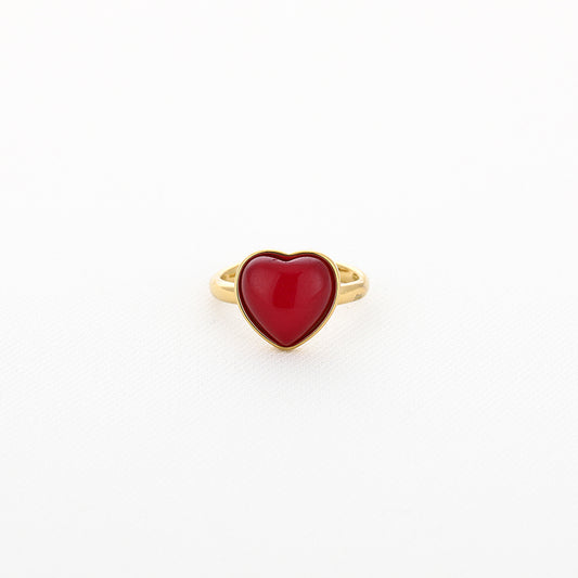 Ring Hart Rood van Myjewellen: een goudkleurige verstelbare damesring van stainless steel met een rood hartje