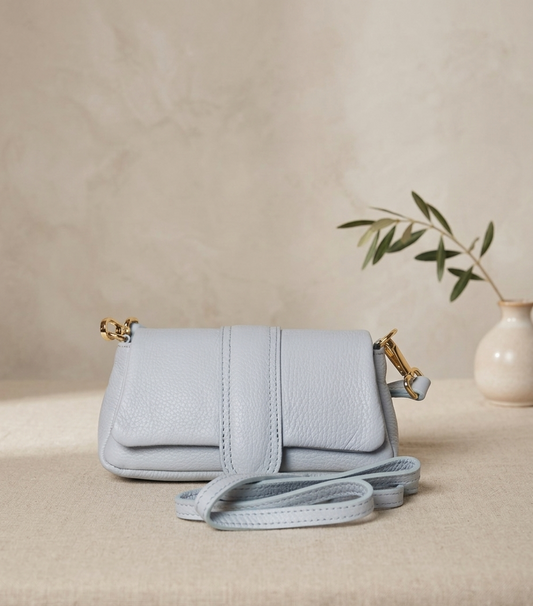 Rosa Bag Lichtblauw van Myjewellen: een kleine, elegante lichtblauwe leren schoudertas met een luxe uitstraling.