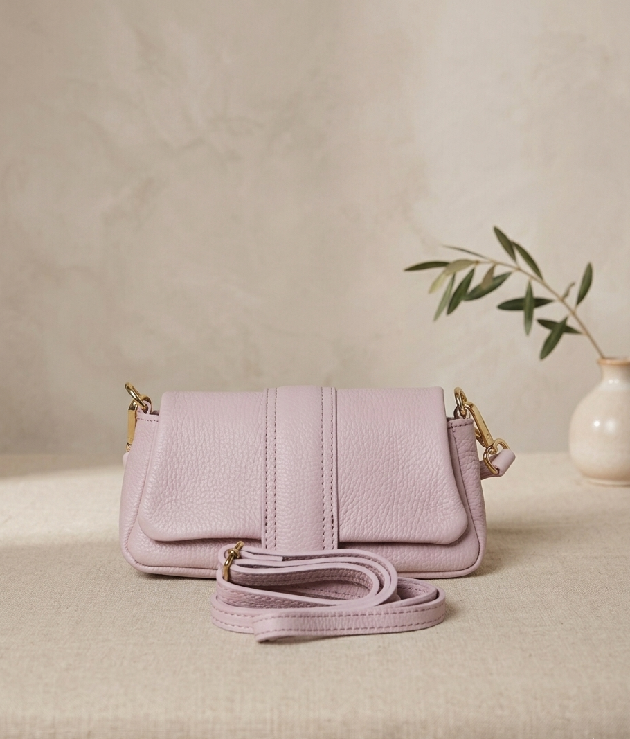 Rosa Bag Lichtroze van Myjewellen: een elegante kleine leren schoudertas met een luxe uitstraling en compact formaat.