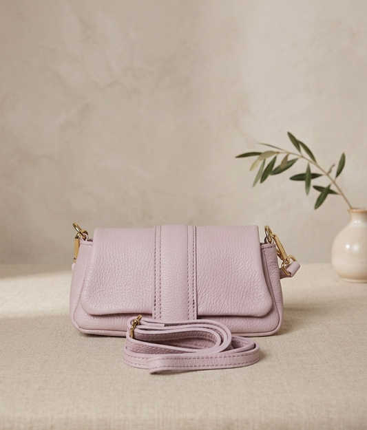 Rosa Bag Lichtroze van Myjewellen: een elegante kleine leren schoudertas met een luxe uitstraling en compact formaat.