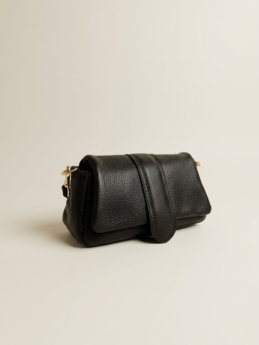 Rosa Bag Zwart van Myjewellen: een elegante kleine leren schoudertas met een luxe uitstraling en compact formaat.