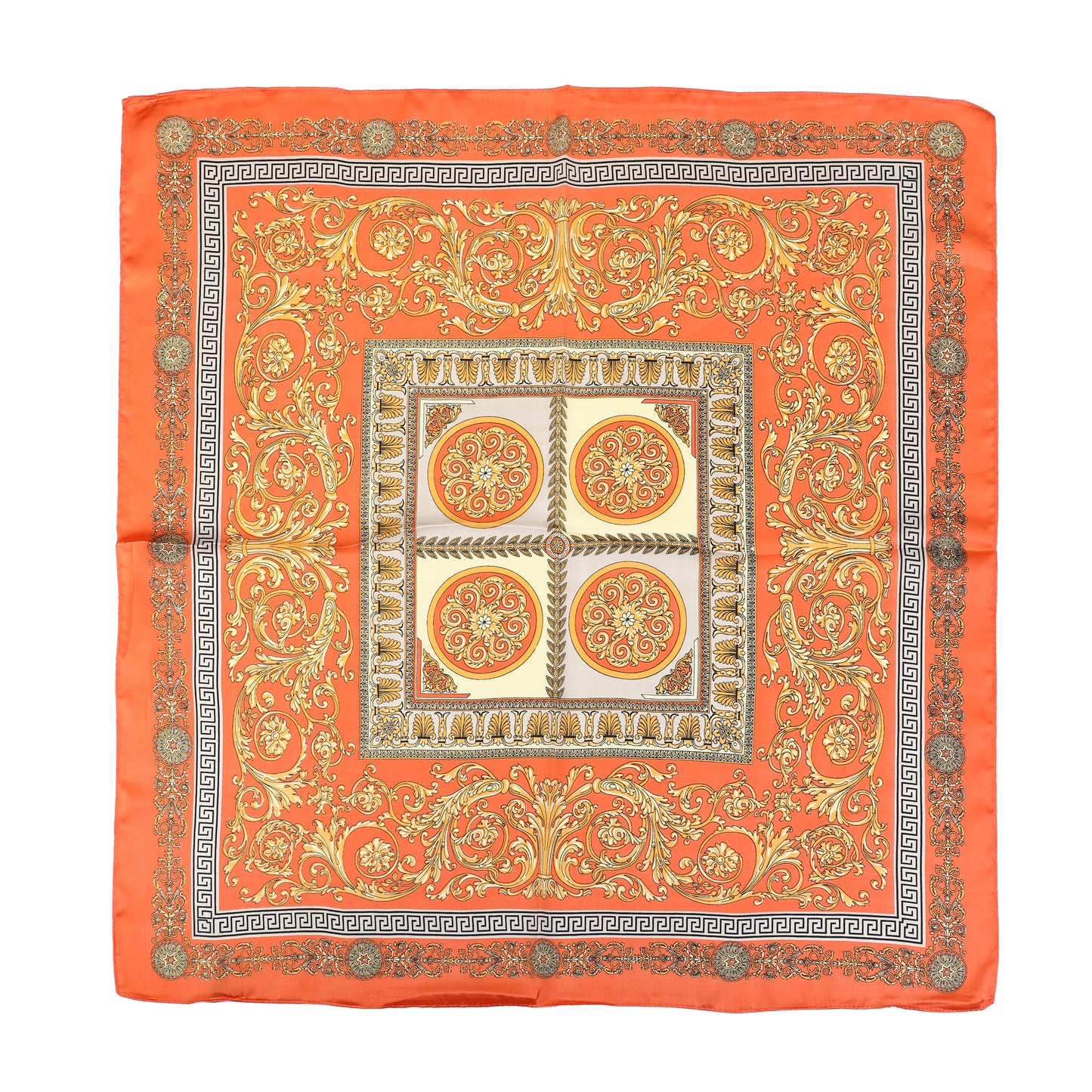 Detail van de gladde, zijdezachte stof van het oranje satijn-look sjaaltje voor dames.