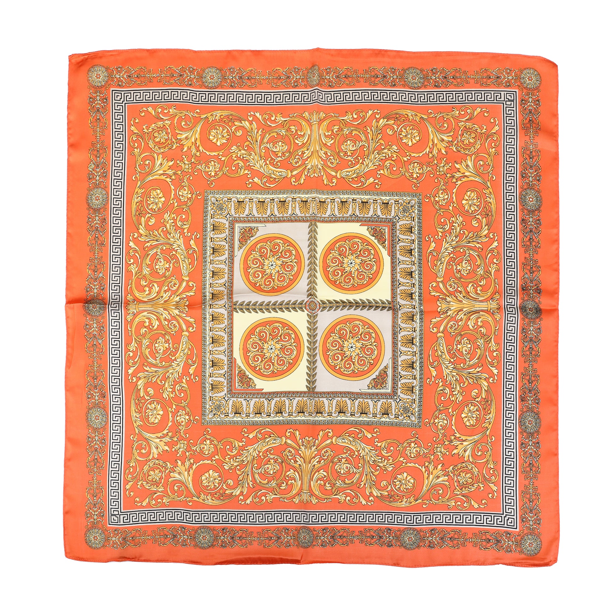 Detail van de gladde, zijdezachte stof van het oranje satijn-look sjaaltje voor dames.