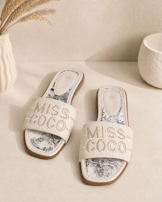 Slipper Miss Coco Beige van Myjewellen: elegante en comfortabele beige dames slippers voor de zomer.