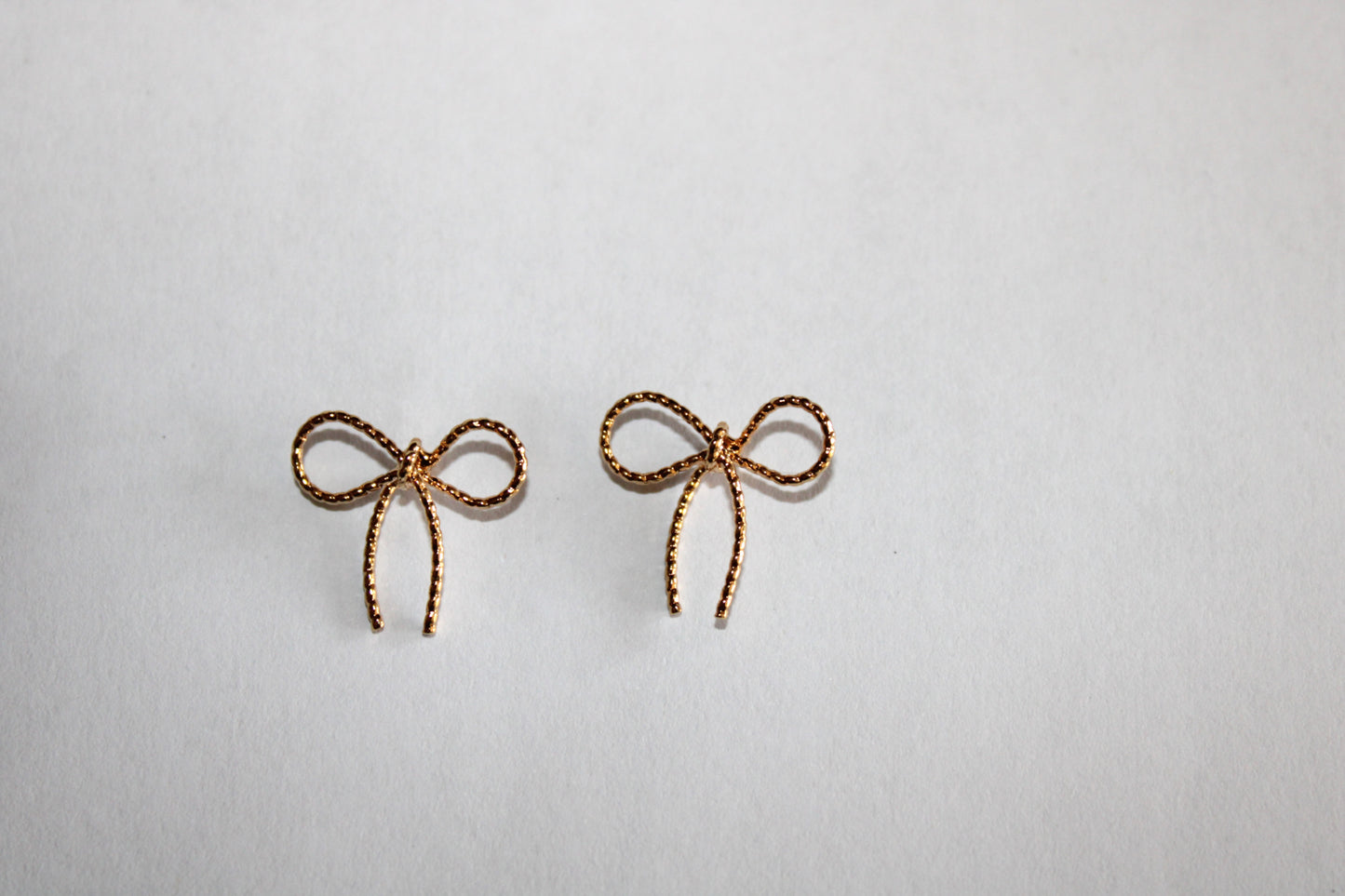Oorbellen strikjes | gold plated
