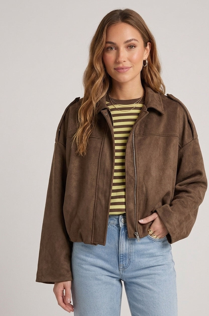 Bruin Suède look Bomber Lova van Myjewellen: een trendy korte dames jas van imitatie suède met een blinde ritssluiting en een klassieke kraag.