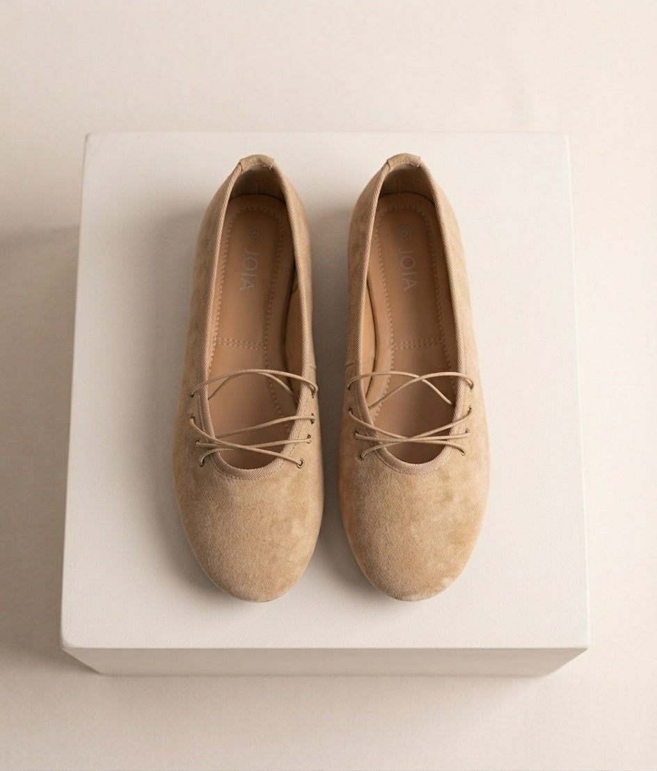 Bovenaanzicht van beige dames ballerina's of zandkleurige instappers van Myjewellen