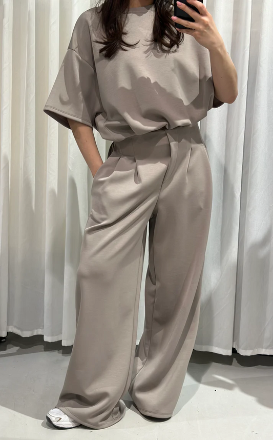 Taupe 2-delige dames set met losse top en wijde broek, comfortabele en stijlvolle co-ord outfit voor dagelijks gebruik