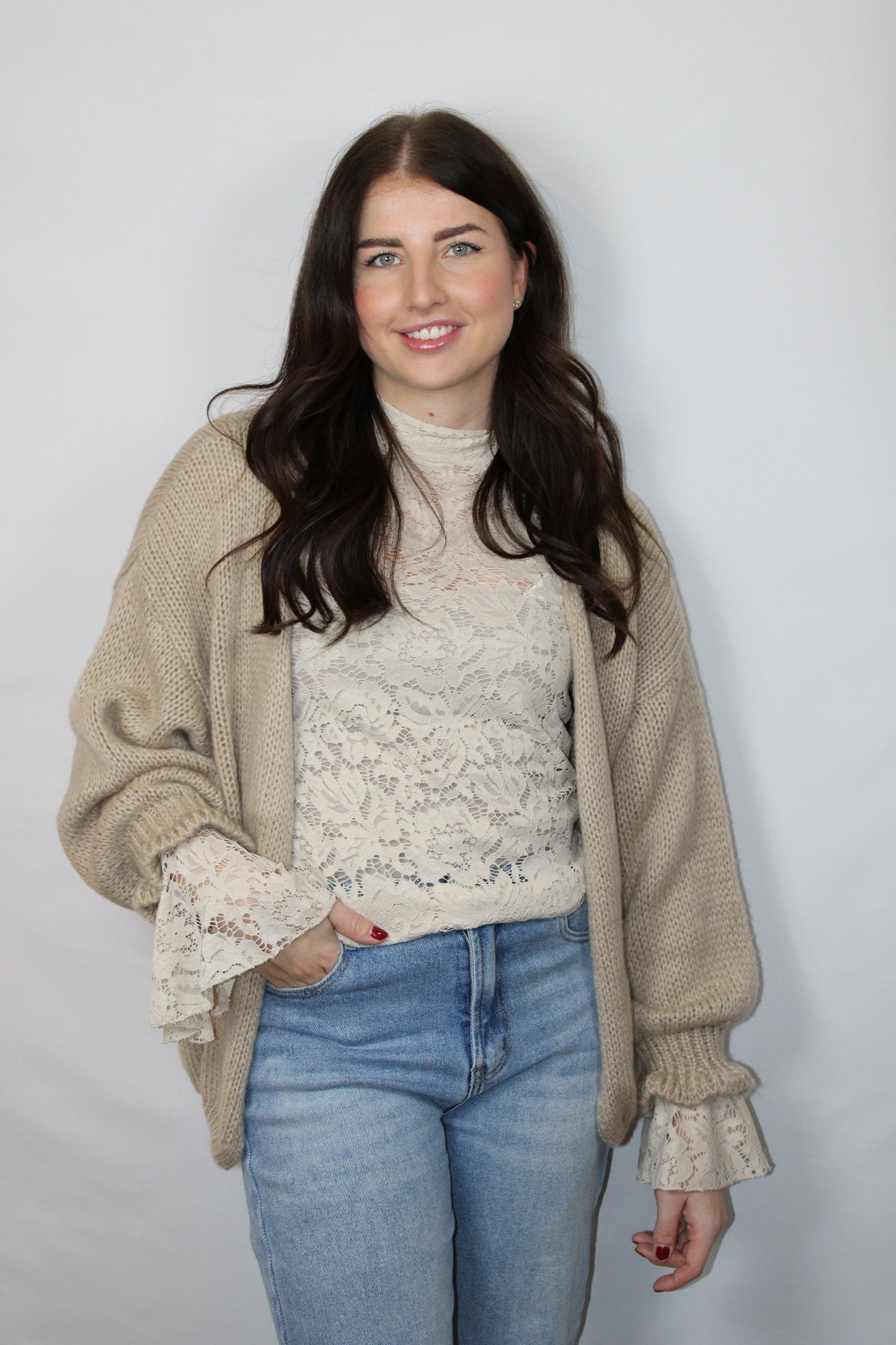 Comfortabel openvallend taupe damesvest met ruches op de mouwen van Myjewellen