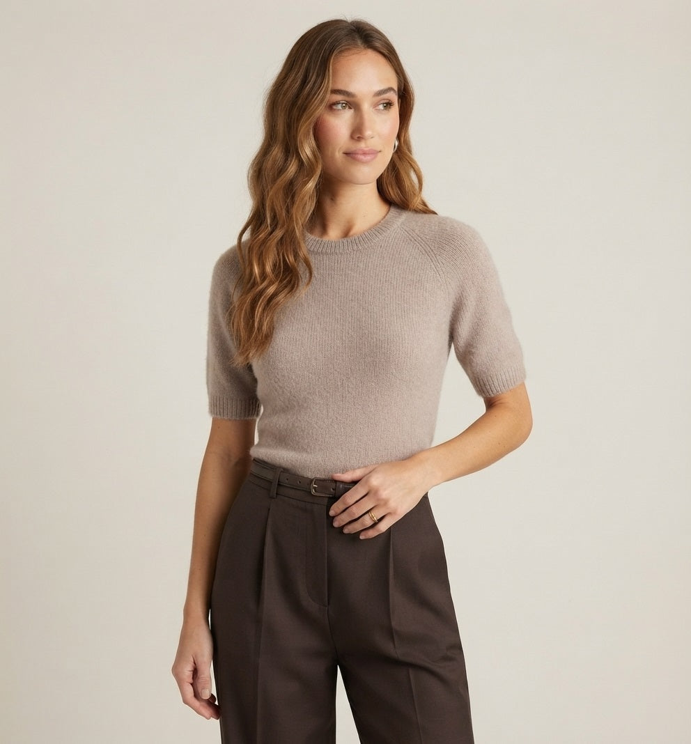 Fijngebreid taupe dames truitje met korte mouwen en ronde hals van zachte alpaca wolmix