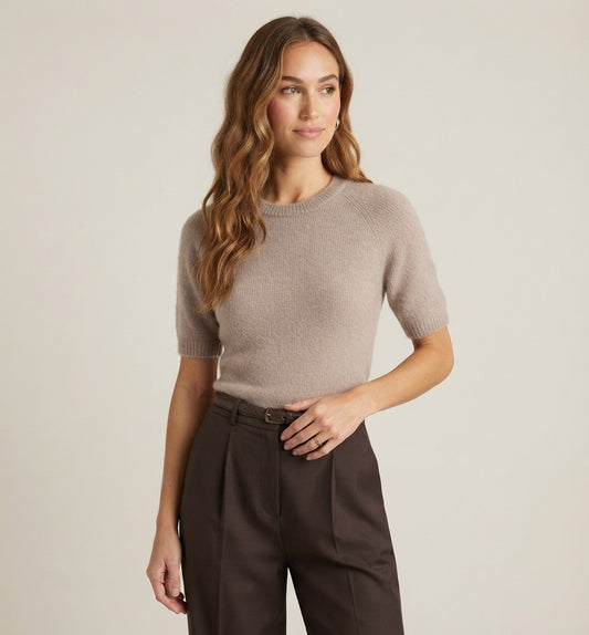 Fijngebreid taupe dames truitje met korte mouwen en ronde hals van zachte alpaca wolmix