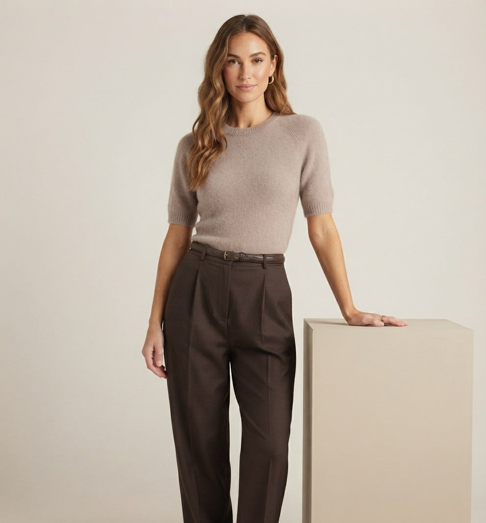 Taupe dames fijngebreid  truitje met korte mouwen en ronde hals van zachte alpaca wolmix