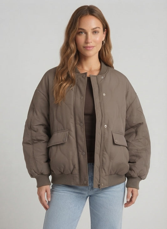 Trendy taupe bomber jas voor dames licht gewatteerd van Myjewellen