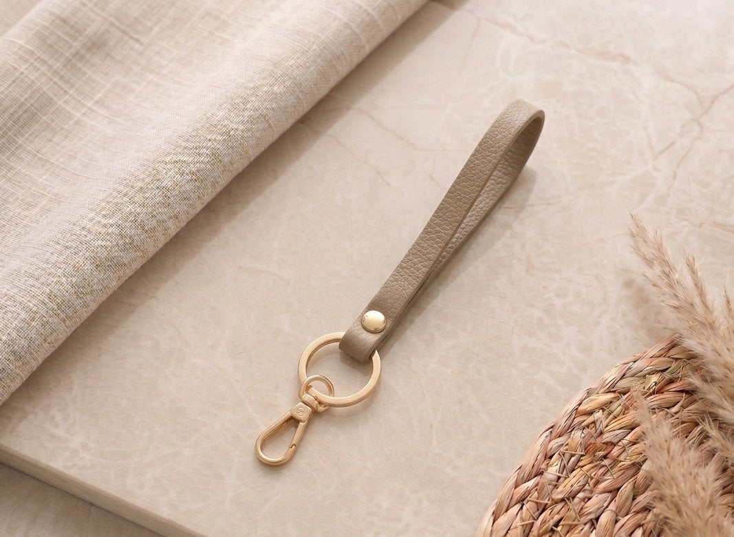 Sleutelhanger Evi Taupe van Myjewellen: een elegante taupekleurige sleutelhanger gemaakt van hoogwaardig leer.