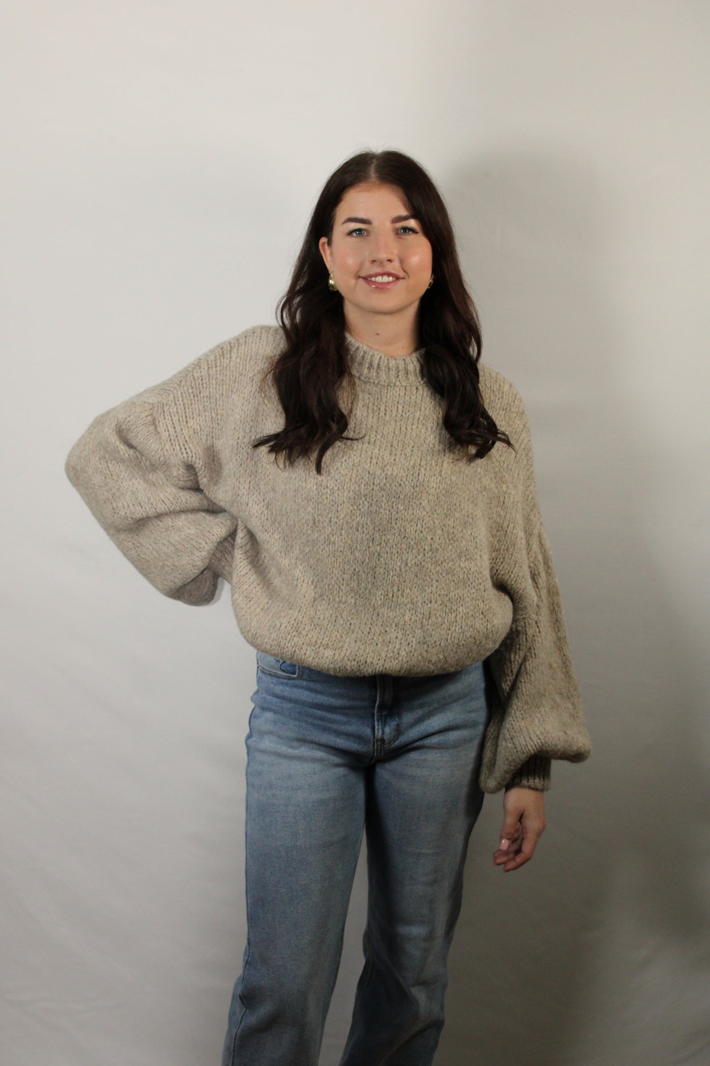 Taupe trui voor dames van Myjewellen: de Senna trui is een warme gebreide trui van een comfortabele wolmix.